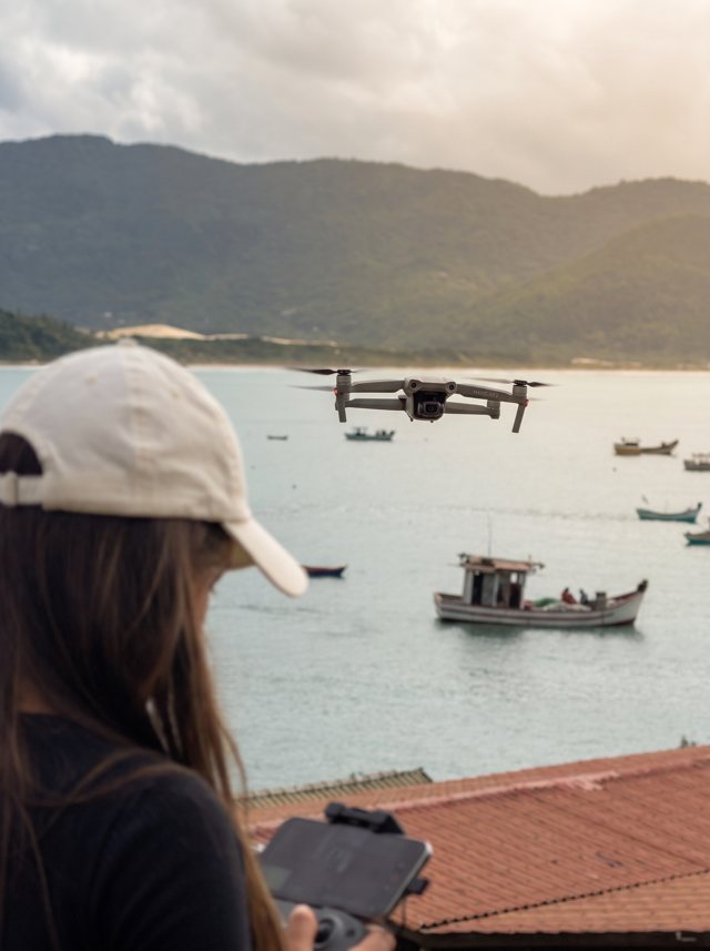 Drone DJI Air 2 em voo sobre a baía