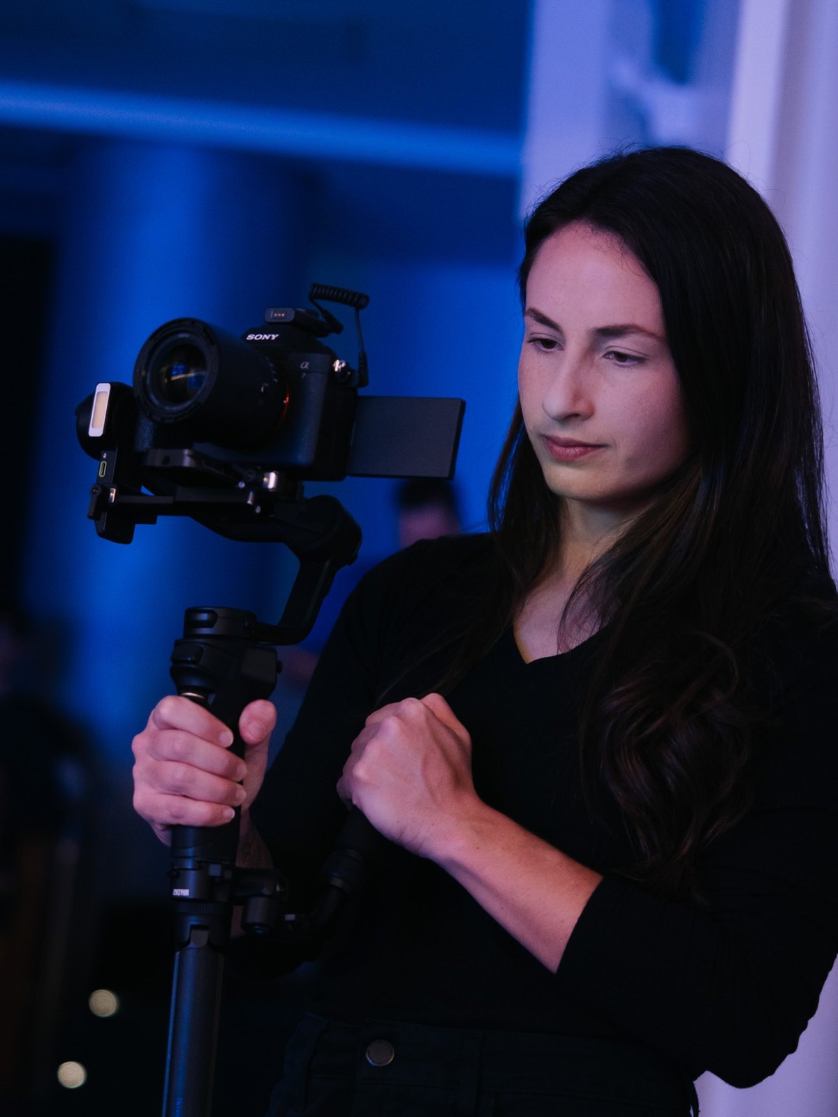 Fundadora da Visarte Filmes com gimbal em evento
